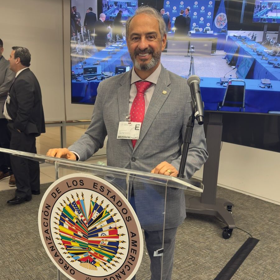 Prof. Dr. Luís Fernando Pires Machado em conferência na OEA