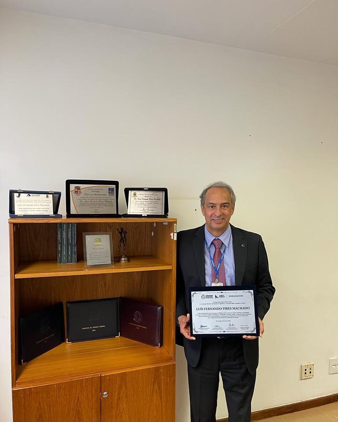 Prof. Dr. Luís Fernando Pires Machado recebendo premiação de reconhecimento nacional