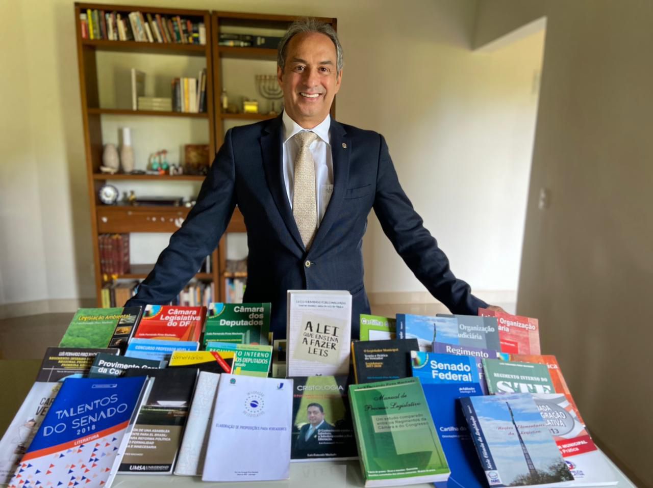 Prof. Dr. Luís Fernando Pires Machado autor de mais de 40 obras jurídicas e legislativas